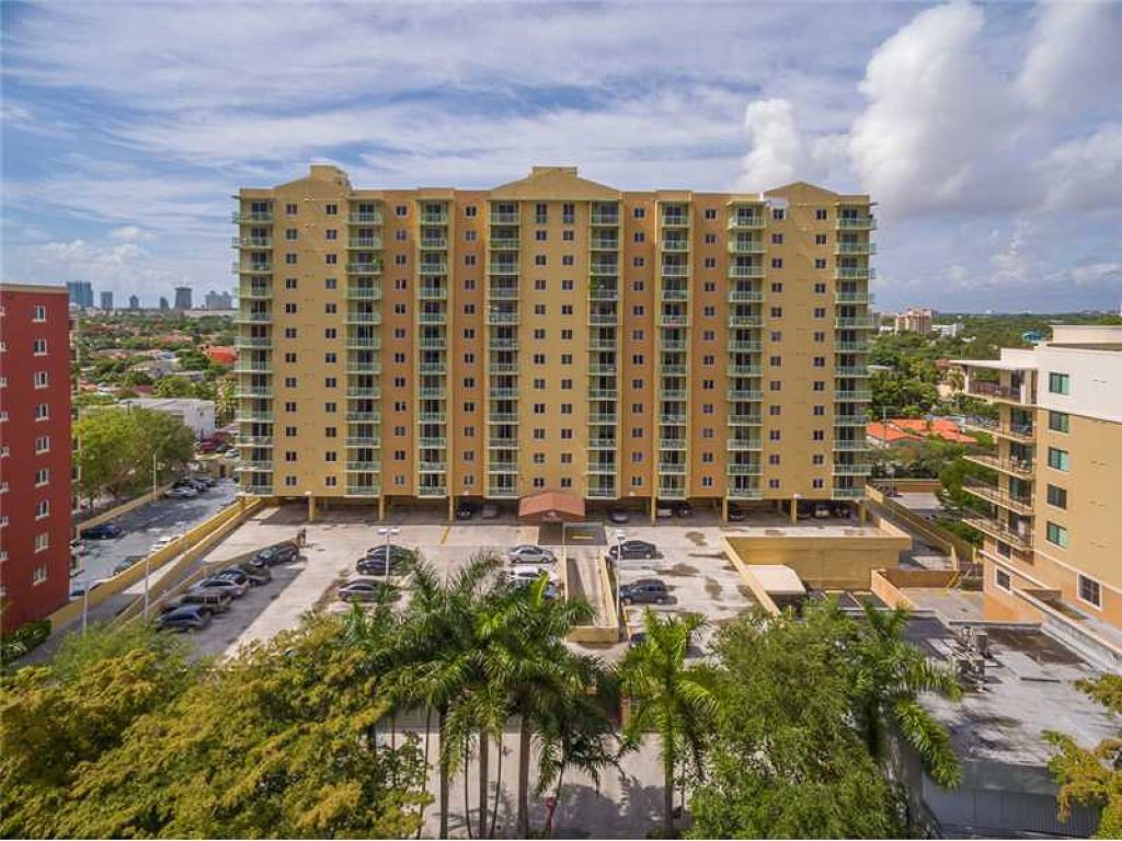 CORAL WAY (CORAL GABLES) – INGRESO MENSUAL NETO $1,026.09 Y 6.3% DE RETORNO ANUAL - Miami - Featured Image